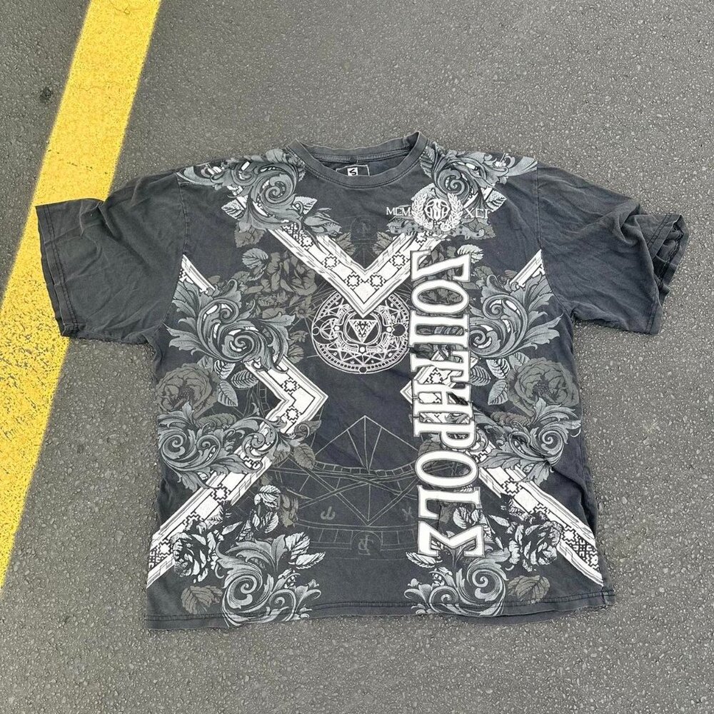 💰 VINTAGE Y2K SOUTHPOLE MCM XCI GOTHIC STYLE GRAPHIC BLACK TEE - 4XB (fits xxl)